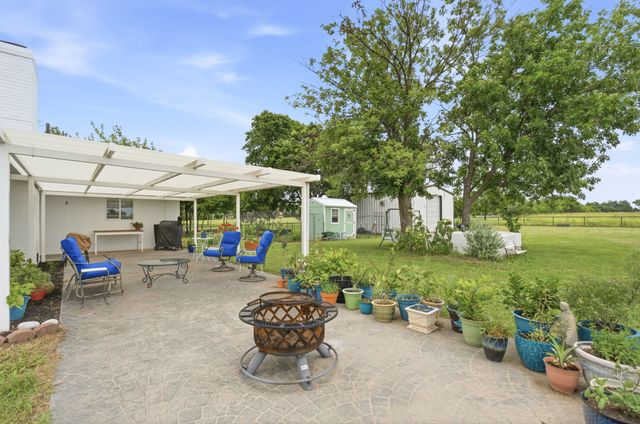 698 Hackberry Road, Van Alstyne, TX 75495