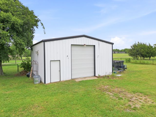 698 Hackberry Road, Van Alstyne, TX 75495