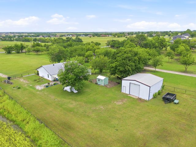 698 Hackberry Road, Van Alstyne, TX 75495