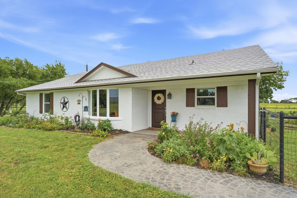 698 Hackberry Road, Van Alstyne, TX 75495