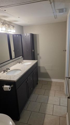 2818 S Bartell Drive 13, Houston, TX 77054