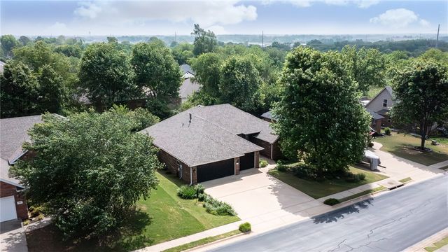 215 Dawn Drive, Centerton, AR 72719