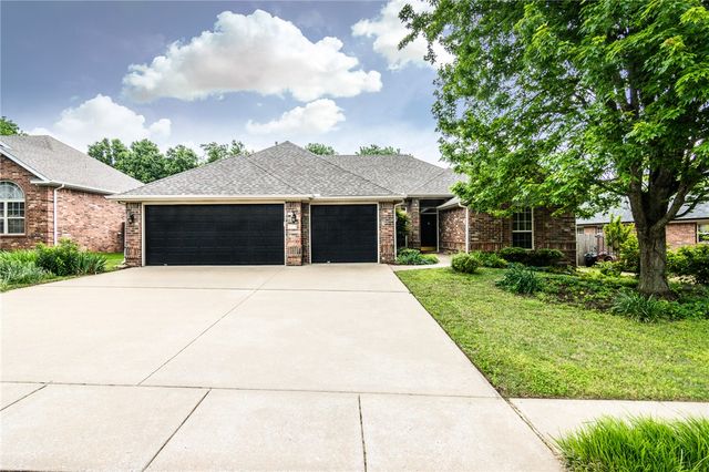 215 Dawn Drive, Centerton, AR 72719