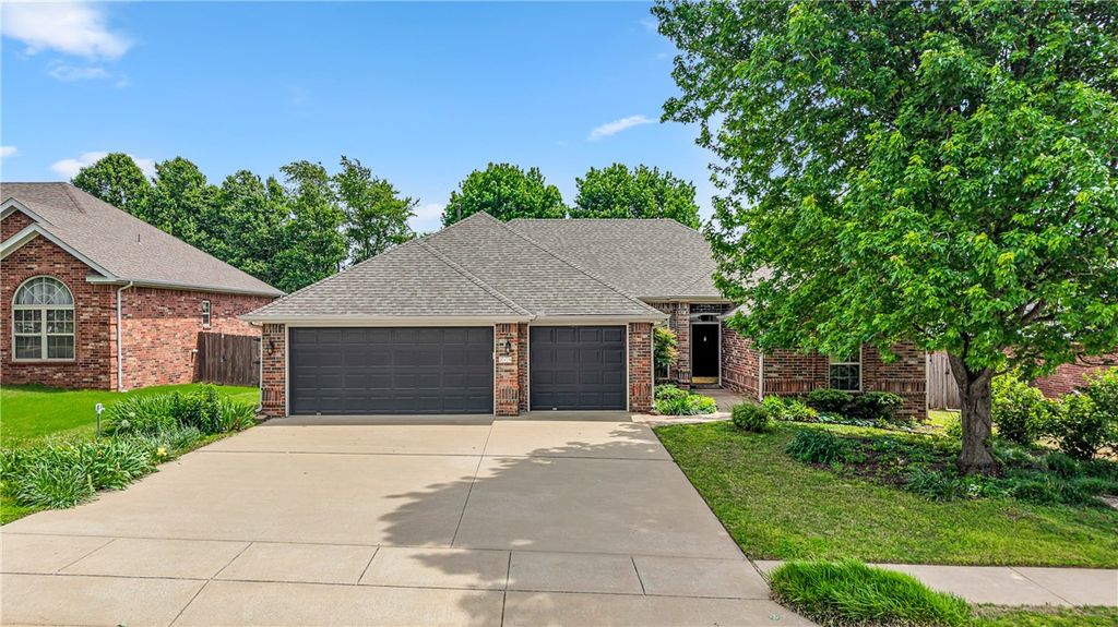 215 Dawn Drive, Centerton, AR 72719