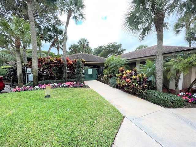 625 Oaks Drive 106, Pompano Beach, FL 33069