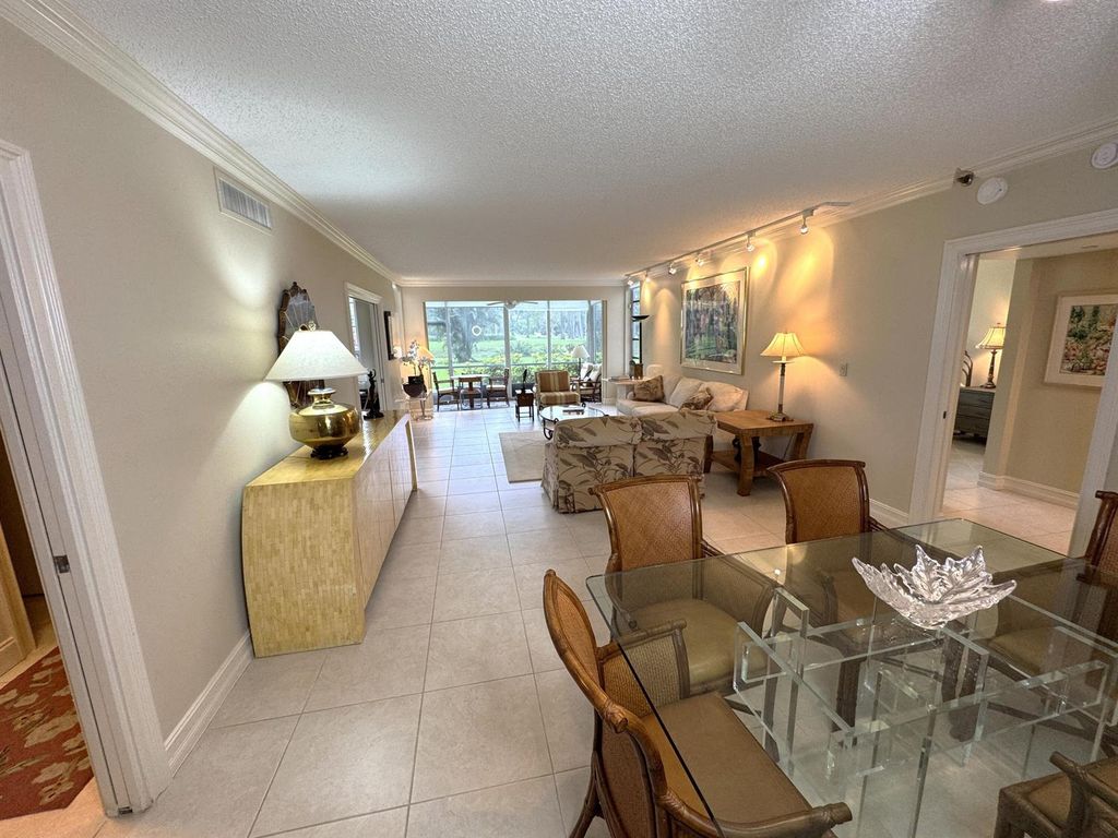 625 Oaks Drive 106, Pompano Beach, FL 33069