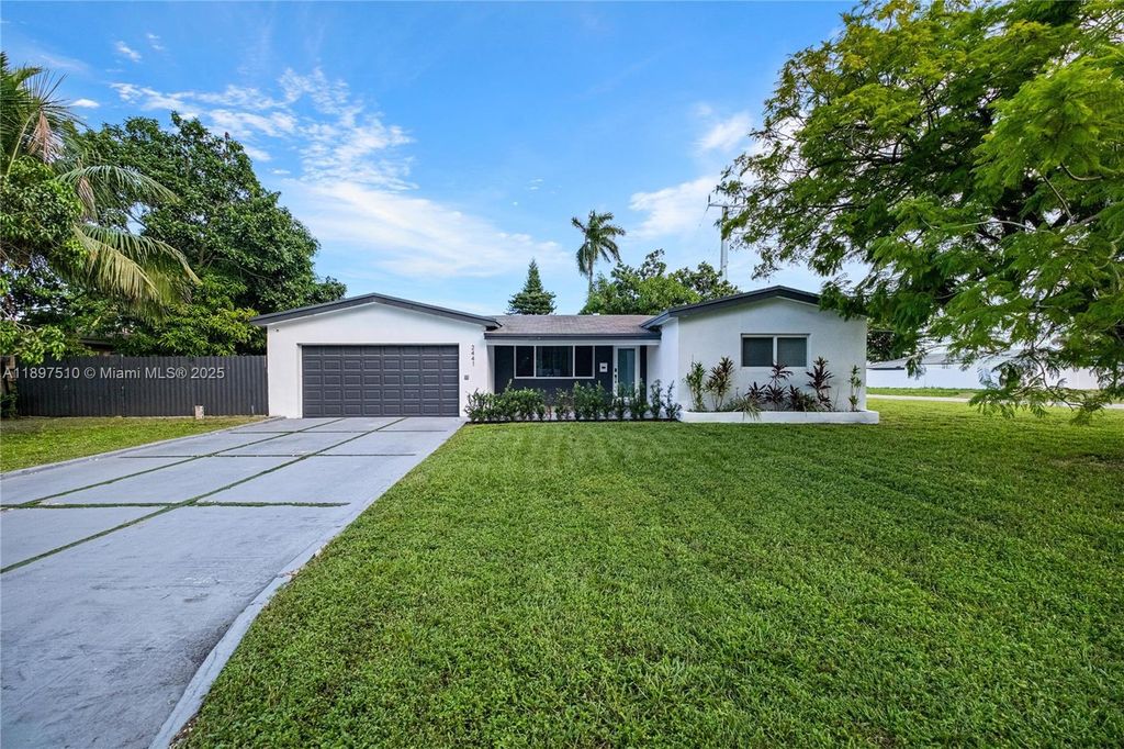 2441 Alcazar Dr, Miramar, FL 33023