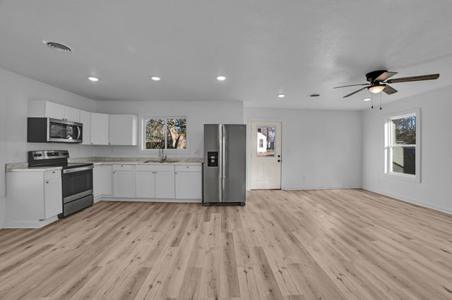 813 Curtis St, Paris, TN 38242