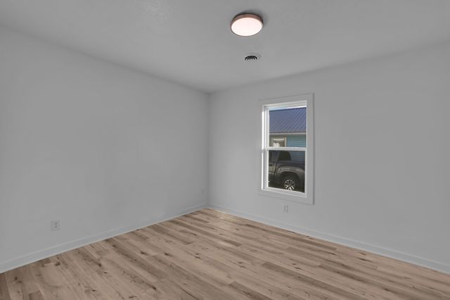 813 Curtis St, Paris, TN 38242