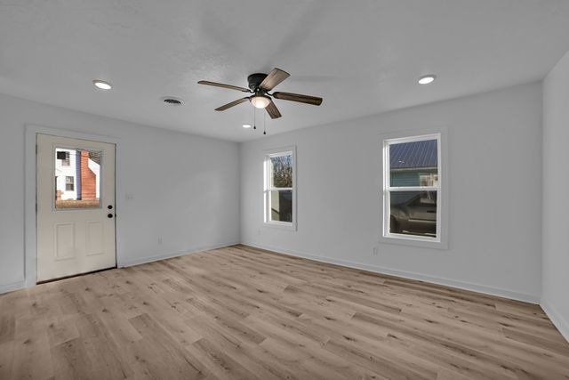 813 Curtis St, Paris, TN 38242