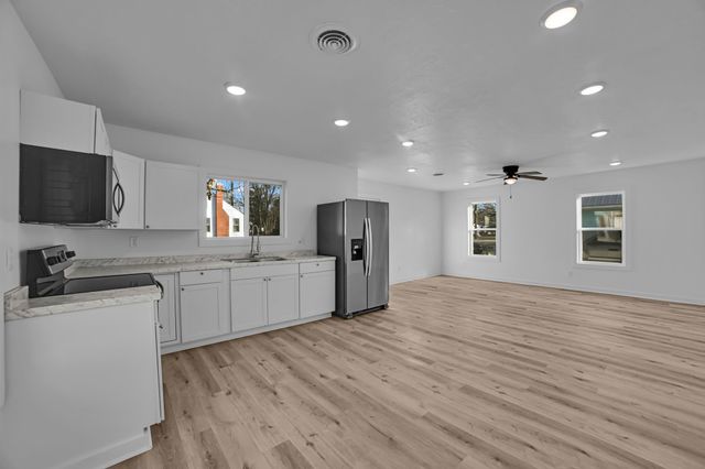 813 Curtis St, Paris, TN 38242