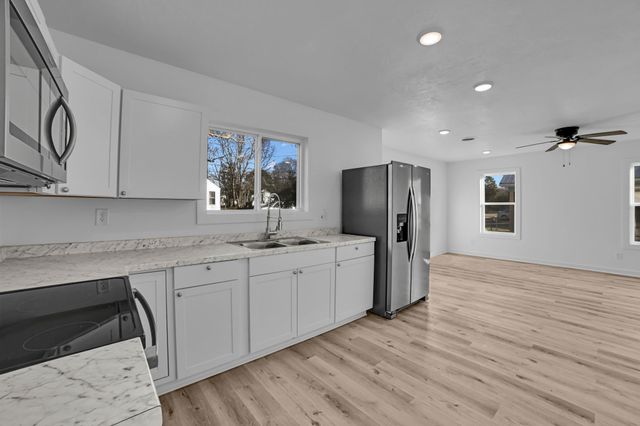 813 Curtis St, Paris, TN 38242