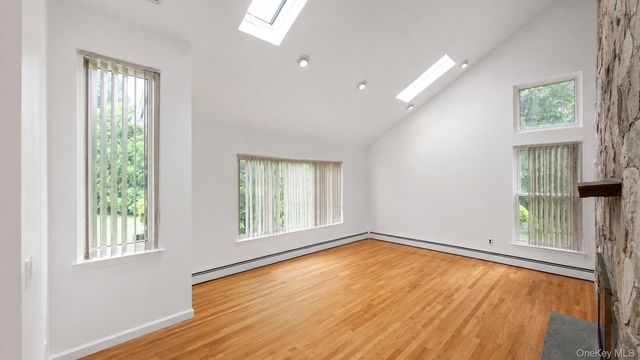 5 Dohne Court, Greenlawn, NY 11740