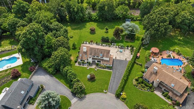 5 Dohne Court, Greenlawn, NY 11740
