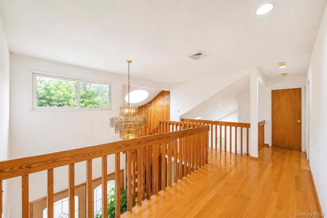 5 Dohne Court, Greenlawn, NY 11740