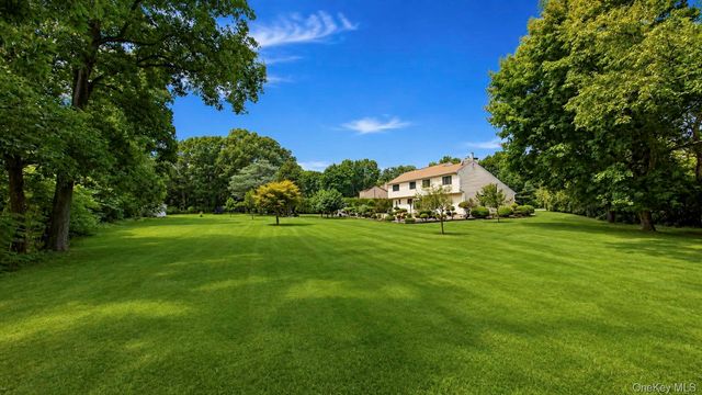 5 Dohne Court, Greenlawn, NY 11740
