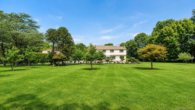 5 Dohne Court, Greenlawn, NY 11740