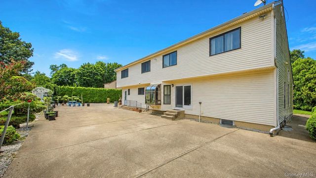 5 Dohne Court, Greenlawn, NY 11740