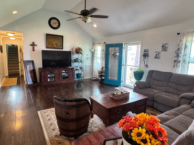 985 Richland Farms Dr, Manchester, TN 37355