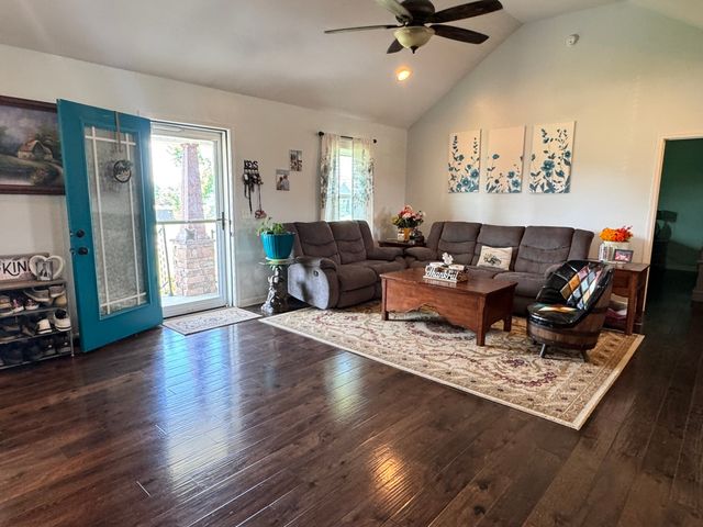 985 Richland Farms Dr, Manchester, TN 37355