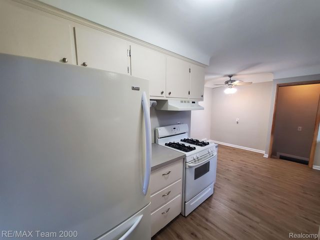 4565 UNIVERSAL Street, Dearborn Heights, MI 48125