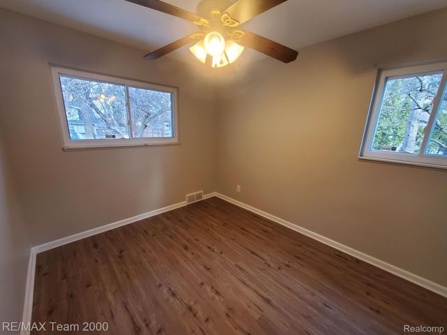 4565 UNIVERSAL Street, Dearborn Heights, MI 48125