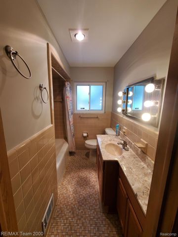 4565 UNIVERSAL Street, Dearborn Heights, MI 48125