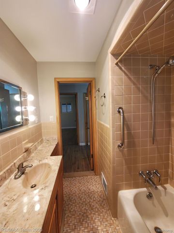 4565 UNIVERSAL Street, Dearborn Heights, MI 48125