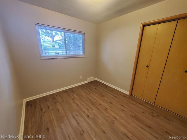 4565 UNIVERSAL Street, Dearborn Heights, MI 48125