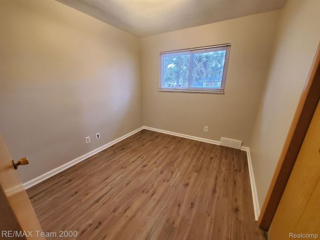 4565 UNIVERSAL Street, Dearborn Heights, MI 48125