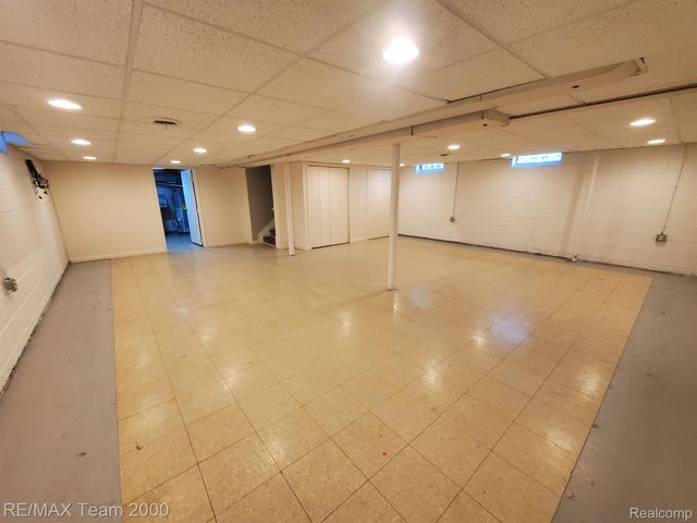 4565 UNIVERSAL Street, Dearborn Heights, MI 48125