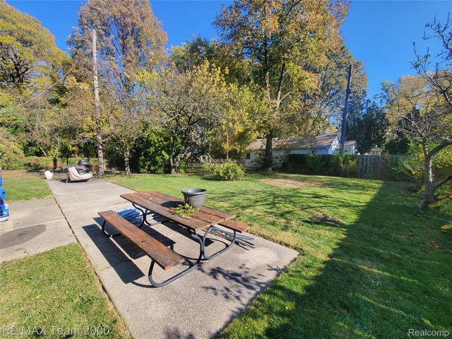 4565 UNIVERSAL Street, Dearborn Heights, MI 48125