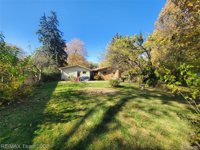 4565 UNIVERSAL Street, Dearborn Heights, MI 48125