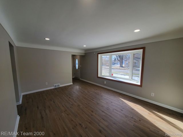 4565 UNIVERSAL Street, Dearborn Heights, MI 48125