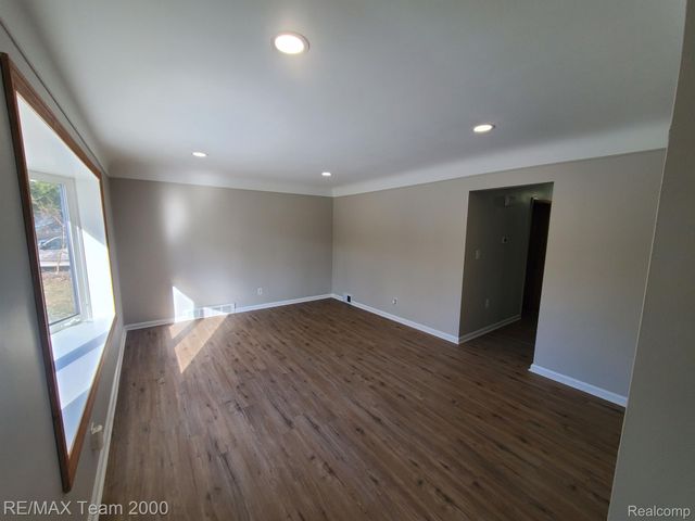 4565 UNIVERSAL Street, Dearborn Heights, MI 48125