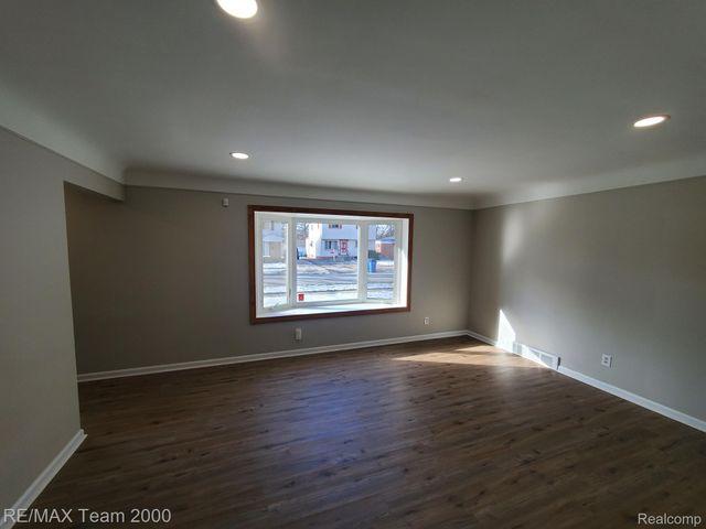 4565 UNIVERSAL Street, Dearborn Heights, MI 48125