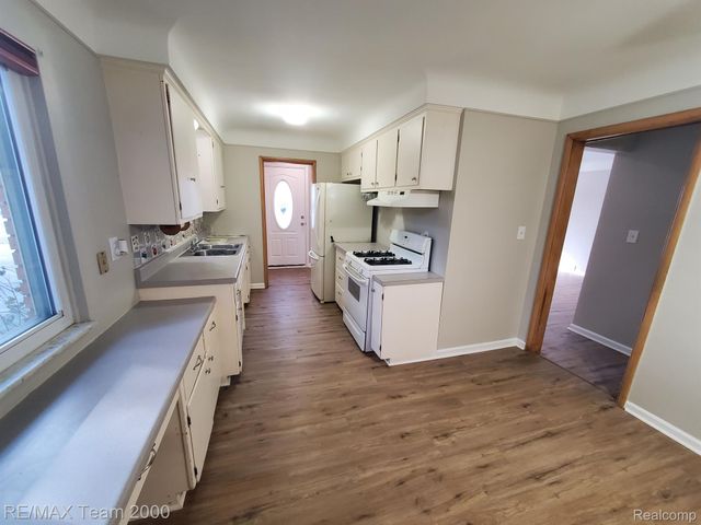 4565 UNIVERSAL Street, Dearborn Heights, MI 48125
