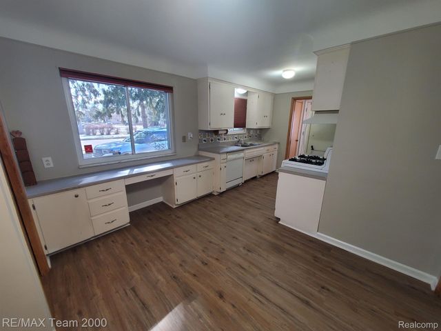 4565 UNIVERSAL Street, Dearborn Heights, MI 48125