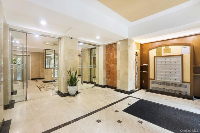 65 Oceana Drive E 9A, Brooklyn, NY 11235