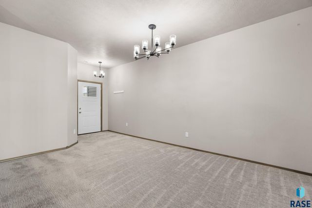 5812 S Whisper Creek Pl Place, Sioux Falls, SD 57108