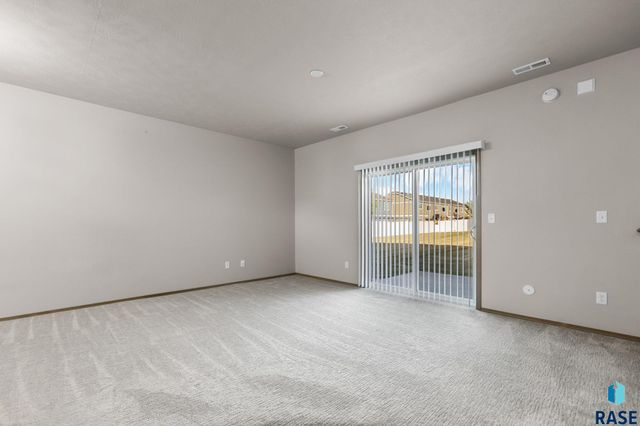 5812 S Whisper Creek Pl Place, Sioux Falls, SD 57108