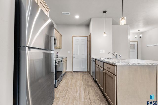 5812 S Whisper Creek Pl Place, Sioux Falls, SD 57108