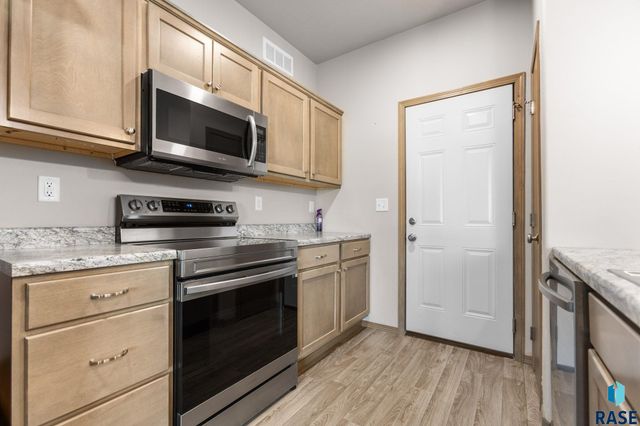 5812 S Whisper Creek Pl Place, Sioux Falls, SD 57108