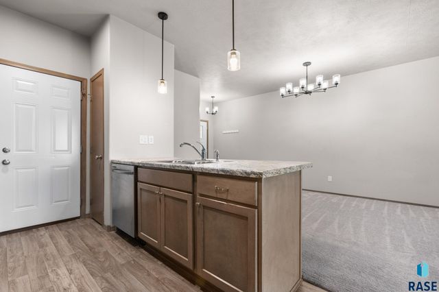 5812 S Whisper Creek Pl Place, Sioux Falls, SD 57108