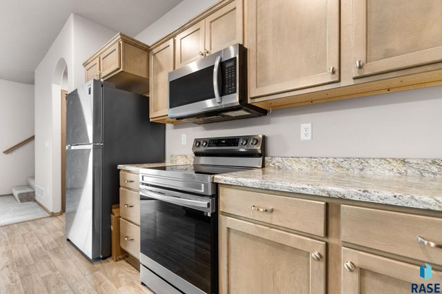 5812 S Whisper Creek Pl Place, Sioux Falls, SD 57108