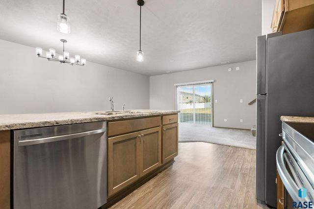 5812 S Whisper Creek Pl Place, Sioux Falls, SD 57108