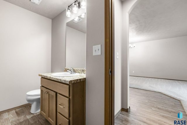 5812 S Whisper Creek Pl Place, Sioux Falls, SD 57108