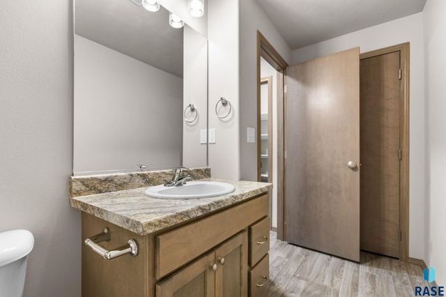 5812 S Whisper Creek Pl Place, Sioux Falls, SD 57108