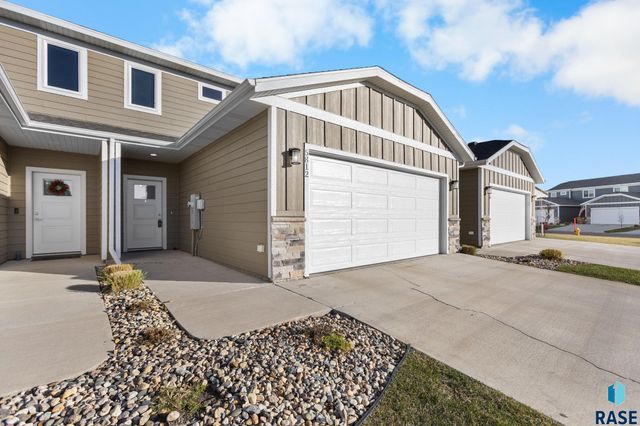 5812 S Whisper Creek Pl Place, Sioux Falls, SD 57108