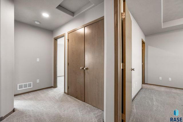 5812 S Whisper Creek Pl Place, Sioux Falls, SD 57108